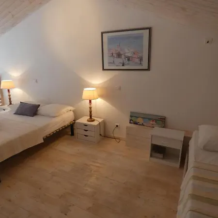 Spacieux Avec Balcon, A 100m De La - - Fr-1-540-213 *