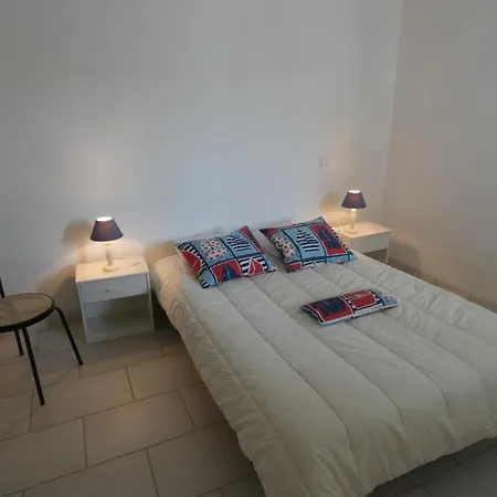 Spacieux Avec Balcon, A 100m De La - - Fr-1-540-213